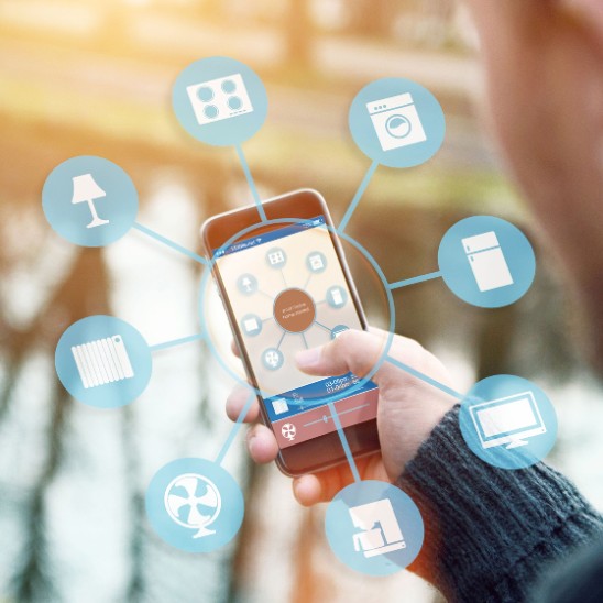 Person som arbetar framför en dator.