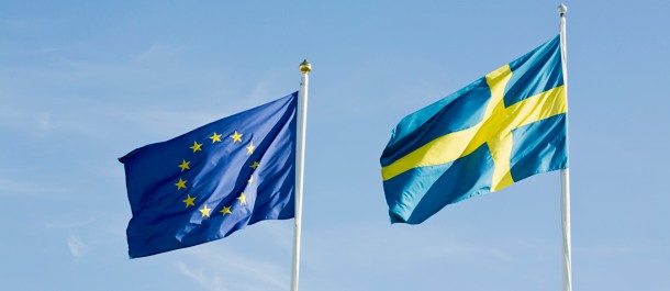 EU:s flagga och Sveriges flagga 